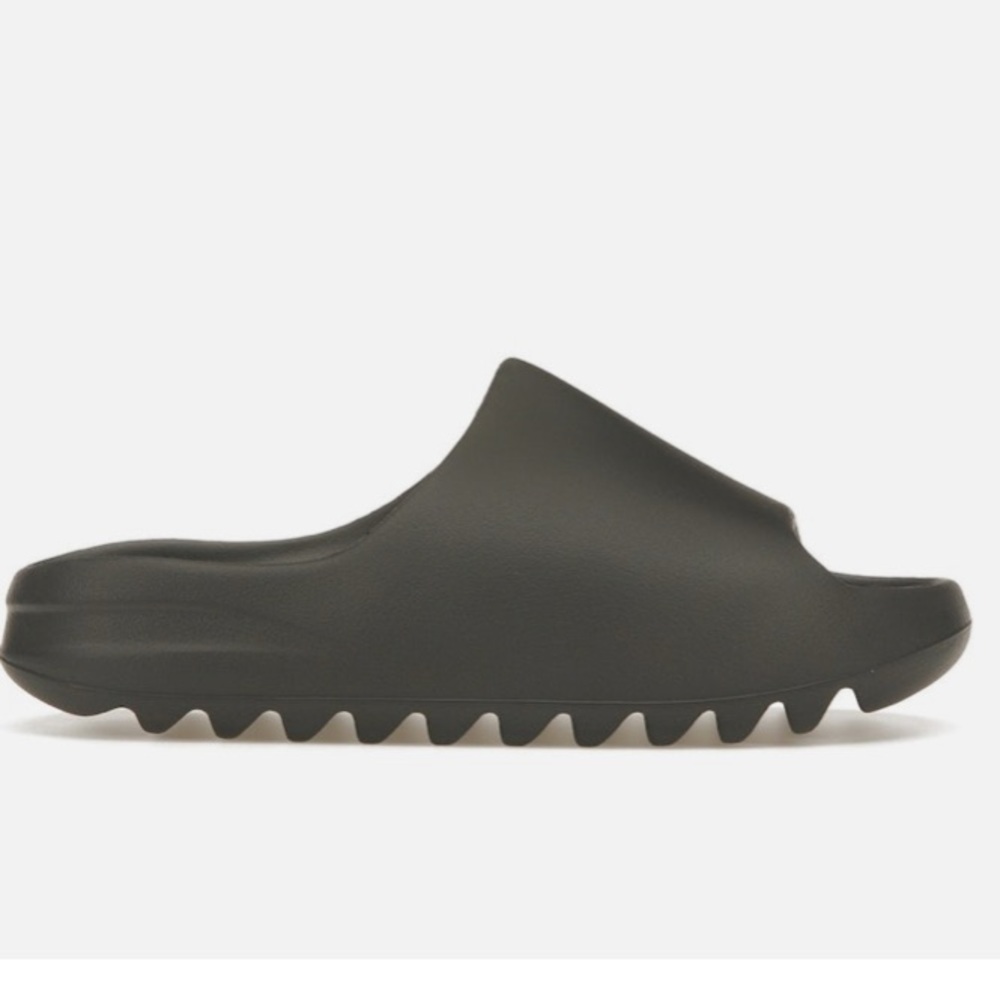 New !! Verified by StockX. Yeezys slides